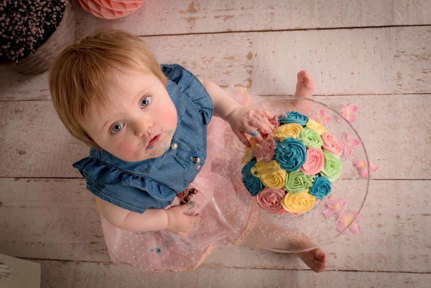 Smash cake, celebrar el primer cumpleaños aplastando una tarta